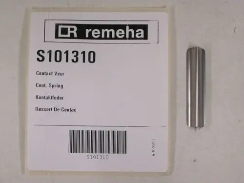 Kontaktfeder von Remeha auf einem Etikett liegend. Das Etikett enthält Informationen wie Artikelnummer und Mehrsprachige Bezeichnungen des Produkts.